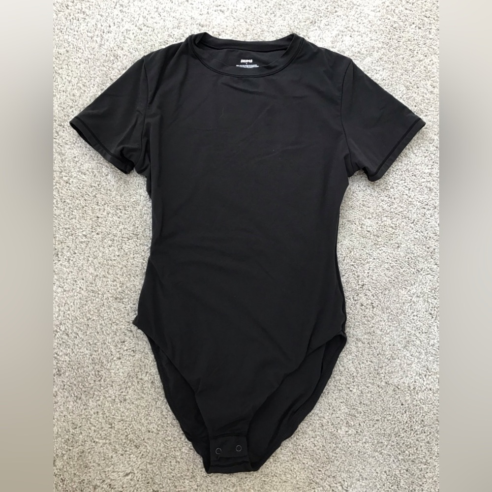 SKIMS Fits Everybody T-Shirt Bodysuit | Onyx - Picture 8 of 16